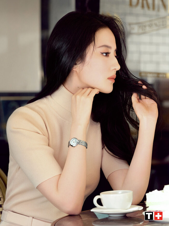 Lưu Diệc Phi hóa quý cô mùa thu đẹp cuốn hút trong bộ ảnh mới - 3 Lưu Diệc Phi hóa quý cô mùa thu đẹp cuốn hút trong bộ ảnh mới - 3