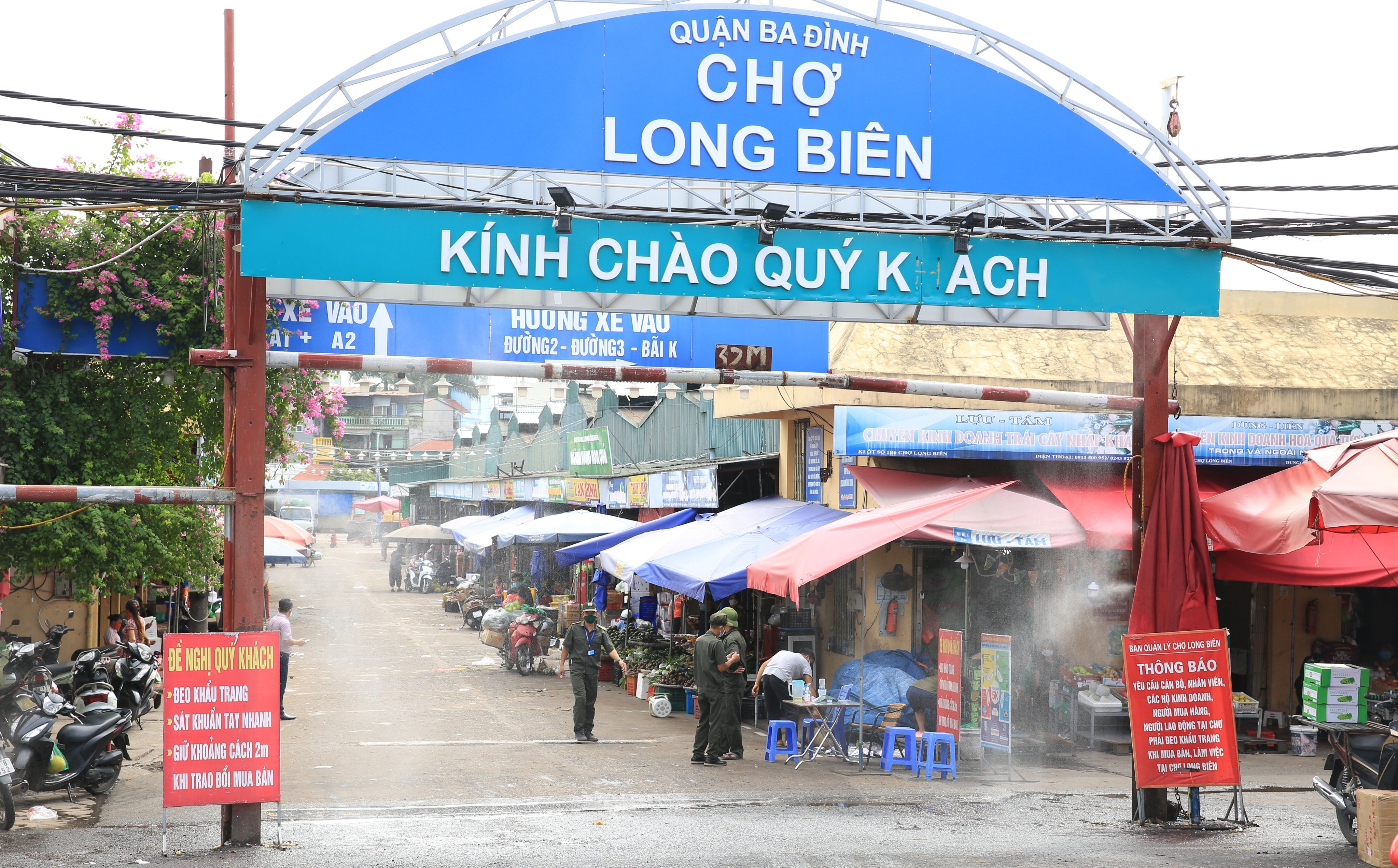 Phong tỏa, tạm ngừng kinh doanh chợ Long Biên vì có thêm ca Covid-19 Phong tỏa, tạm ngừng kinh doanh chợ Long Biên vì có thêm ca Covid-19
