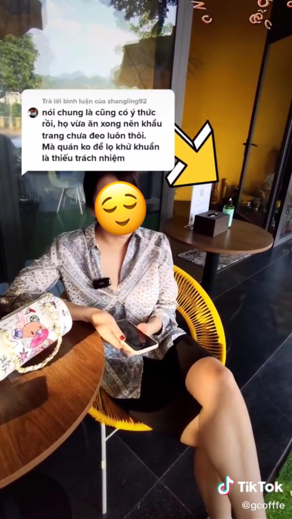 Ra khỏi quán cafe, người phụ nữ liền sát khuẩn tay nhưng sự hoang mang của nhân viên khiến tất cả thấy sai sai - 3 Ra khỏi quán cafe, người phụ nữ liền sát khuẩn tay nhưng sự hoang mang của nhân viên khiến tất cả thấy sai sai - 3