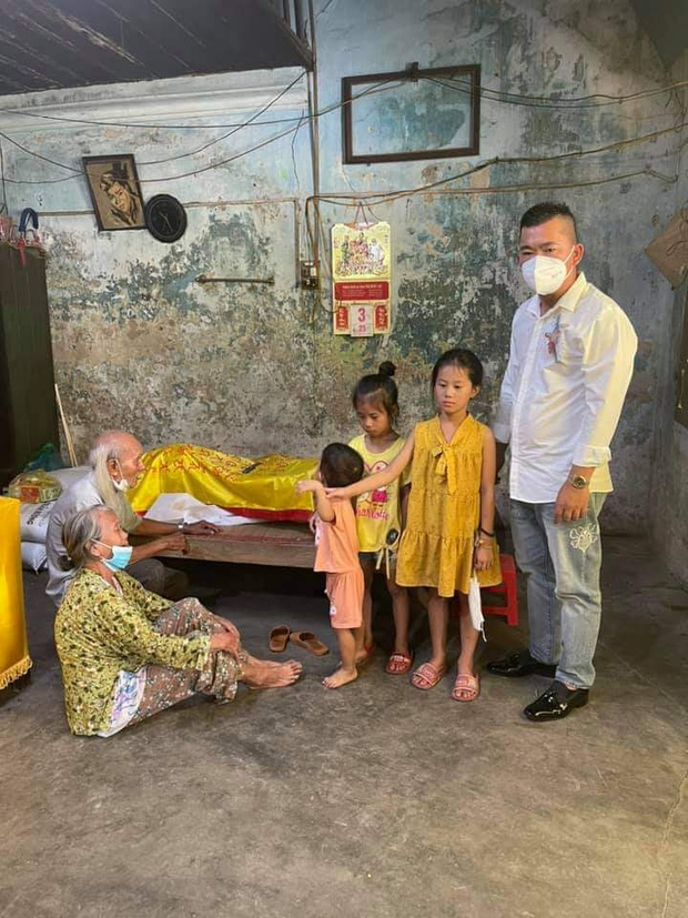 Công an thông tin nguyên nhân vụ chồng ôm vợ châm lửa tự thiêu bỏ lại 3 con nhỏ - 2 Công an thông tin nguyên nhân vụ chồng ôm vợ châm lửa tự thiêu bỏ lại 3 con nhỏ - 2