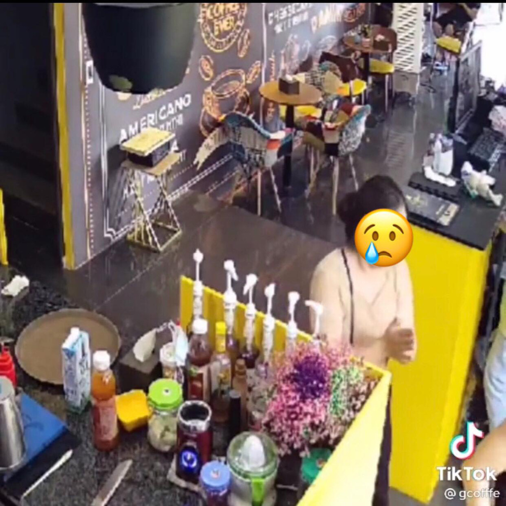Ra khỏi quán cafe, người phụ nữ liền sát khuẩn tay nhưng sự hoang mang của nhân viên khiến tất cả thấy sai sai - 1 Ra khỏi quán cafe, người phụ nữ liền sát khuẩn tay nhưng sự hoang mang của nhân viên khiến tất cả thấy sai sai - 1