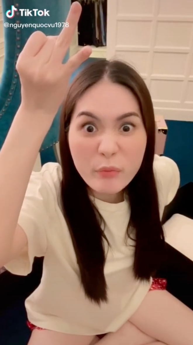 Hết nhịn nổi, nữ đại gia có nhà 400 tỷ lên luôn video mắng antifan, xưng 'tao' căng đét - 2 Hết nhịn nổi, nữ đại gia có nhà 400 tỷ lên luôn video mắng antifan, xưng 'tao' căng đét - 2