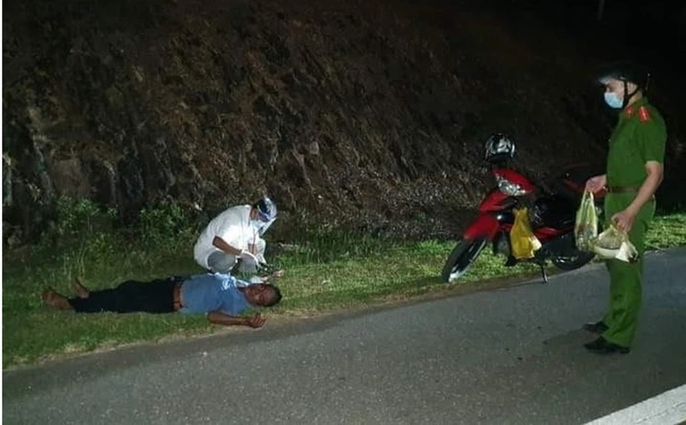 Ngất xỉu sau 3 ngày nhịn đói đi 1.000 km về quê, người đàn ông nghẹn ngào khi được giúp đỡ Ngất xỉu sau 3 ngày nhịn đói đi 1.000 km về quê, người đàn ông nghẹn ngào khi được giúp đỡ