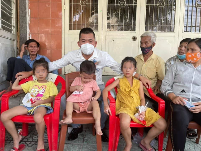 Bi kịch gia đình vụ chồng tẩm xăng tự thiêu rồi ôm vợ cùng chết ở Huế: Tương lai mịt mù của 3 đứa trẻ thơ - 2 Bi kịch gia đình vụ chồng tẩm xăng tự thiêu rồi ôm vợ cùng chết ở Huế: Tương lai mịt mù của 3 đứa trẻ thơ - 2