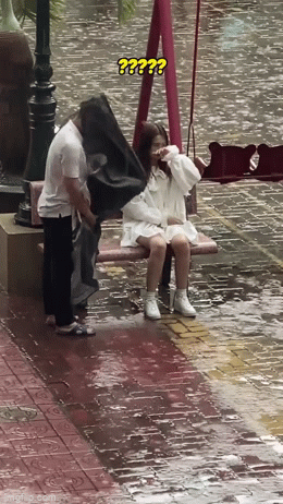 Dỗi người yêu ngồi dầm mưa giữa sân, anh bạn trai tiến tới tưởng cãi nhau nhưng hành động sau đó khiến dân tình 'chết đứng' Dỗi người yêu ngồi dầm mưa giữa sân, anh bạn trai tiến tới tưởng cãi nhau nhưng hành động sau đó khiến dân tình 'chết đứng'