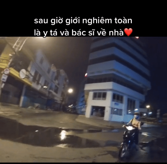Nửa đêm vẫn còn ở giữa đường bị dân quân tự vệ vẫy vào hỏi thăm, cô gái chỉ đưa mảnh giấy 'quyền lực' lập tức được cho qua Nửa đêm vẫn còn ở giữa đường bị dân quân tự vệ vẫy vào hỏi thăm, cô gái chỉ đưa mảnh giấy 'quyền lực' lập tức được cho qua
