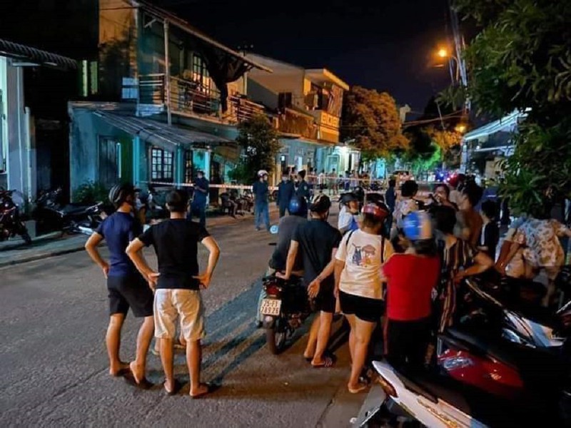 Chồng tẩm xăng rồi ôm chặt vợ tự thiêu, cả 2 người tử vong Chồng tẩm xăng rồi ôm chặt vợ tự thiêu, cả 2 người tử vong