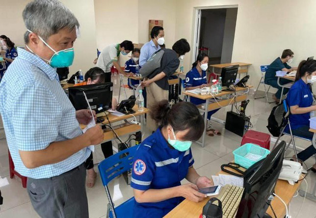 Hơn 5.000 cuộc gọi cấp cứu mỗi ngày từ bệnh nhân COVID-19 ở TP.HCM - 2 Hơn 5.000 cuộc gọi cấp cứu mỗi ngày từ bệnh nhân COVID-19 ở TP.HCM - 2