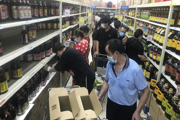 Vũ Hán trở lại những ngày đầu chống dịch, người dân mua sắm hoảng loạn - 2 Vũ Hán trở lại những ngày đầu chống dịch, người dân mua sắm hoảng loạn - 2