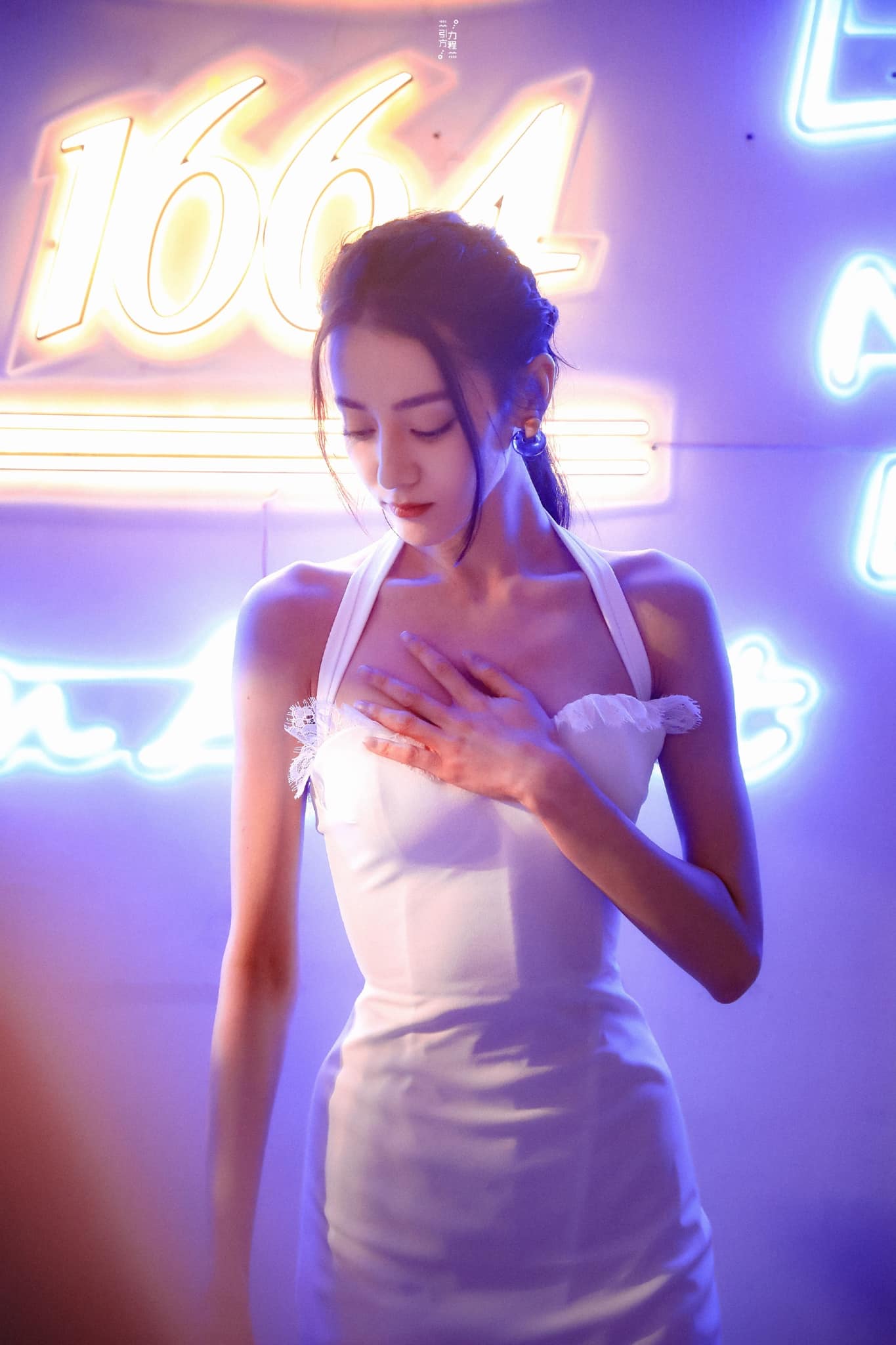 Trái khoáy như Nhiệt Ba: Lên sân khấu khoe body bạo liệt, đời thường chỉ mê đồ nam thùng thình - 3 Trái khoáy như Nhiệt Ba: Lên sân khấu khoe body bạo liệt, đời thường chỉ mê đồ nam thùng thình - 3