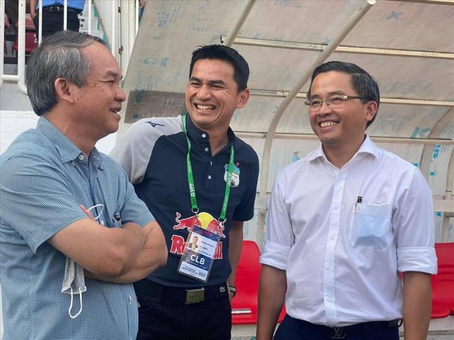 Bầu Đức: Thái Lan cần thì 'cho luôn' HLV Kiatisuk - 1 Bầu Đức: Thái Lan cần thì 'cho luôn' HLV Kiatisuk - 1