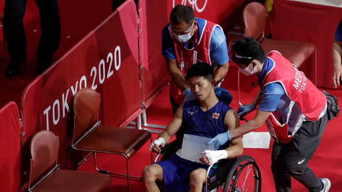 Võ sĩ Nhật Bản vẫn giành chiến thắng tại Olympic Tokyo dù bị đấm đến 'suýt chết', phải rời nhà thi đấu trên xe lăn - 2 Võ sĩ Nhật Bản vẫn giành chiến thắng tại Olympic Tokyo dù bị đấm đến 'suýt chết', phải rời nhà thi đấu trên xe lăn - 2