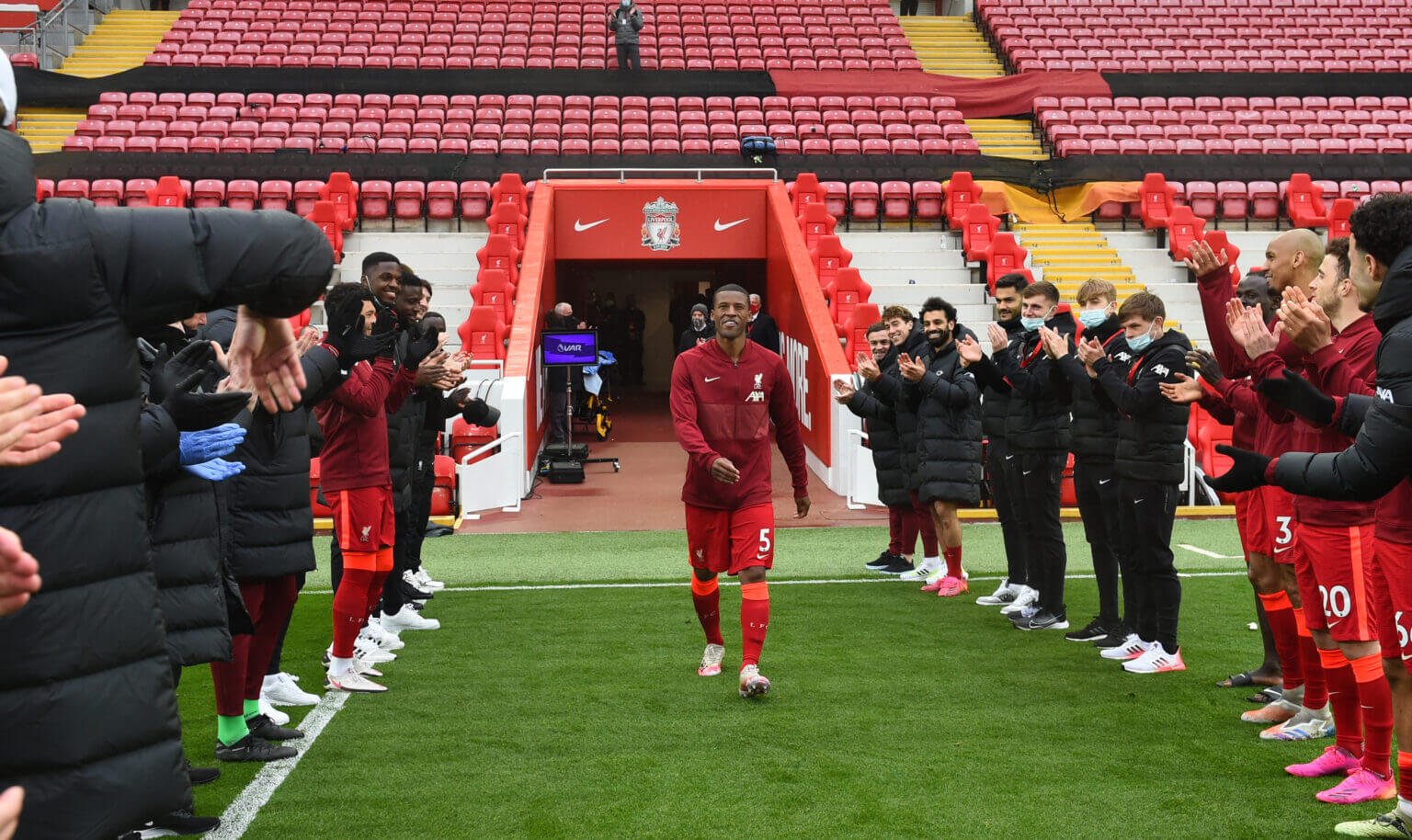 Hé lộ vụ Wijnaldum rời Liverpool: Bởi giới chủ lạnh lùng hơn cộng đồng mạng hung hãn Hé lộ vụ Wijnaldum rời Liverpool: Bởi giới chủ lạnh lùng hơn cộng đồng mạng hung hãn