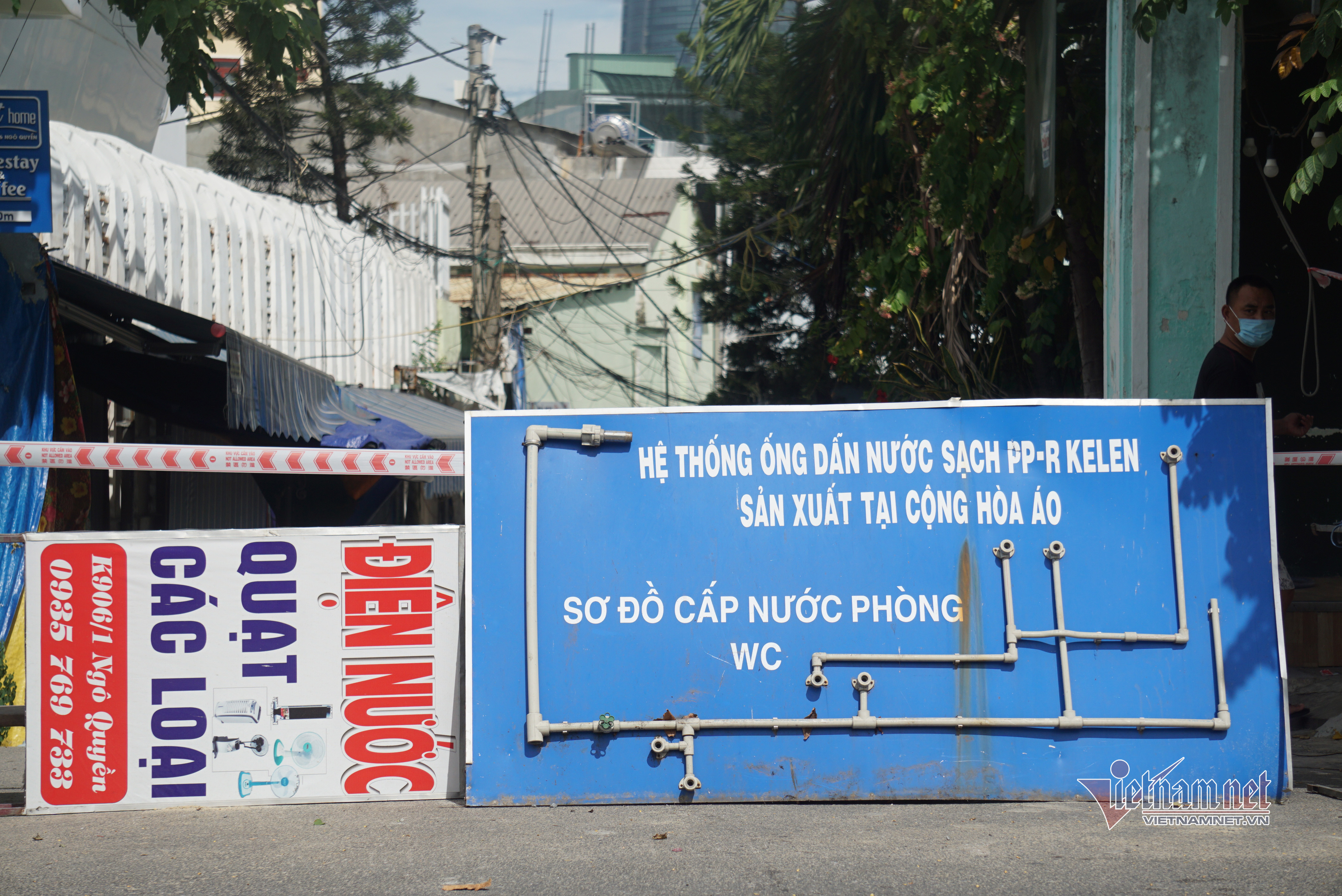 Dựng hàng rào thép gai, dải phân cách bê tông ngăn người vượt khu phong tỏa - 9 Dựng hàng rào thép gai, dải phân cách bê tông ngăn người vượt khu phong tỏa - 9