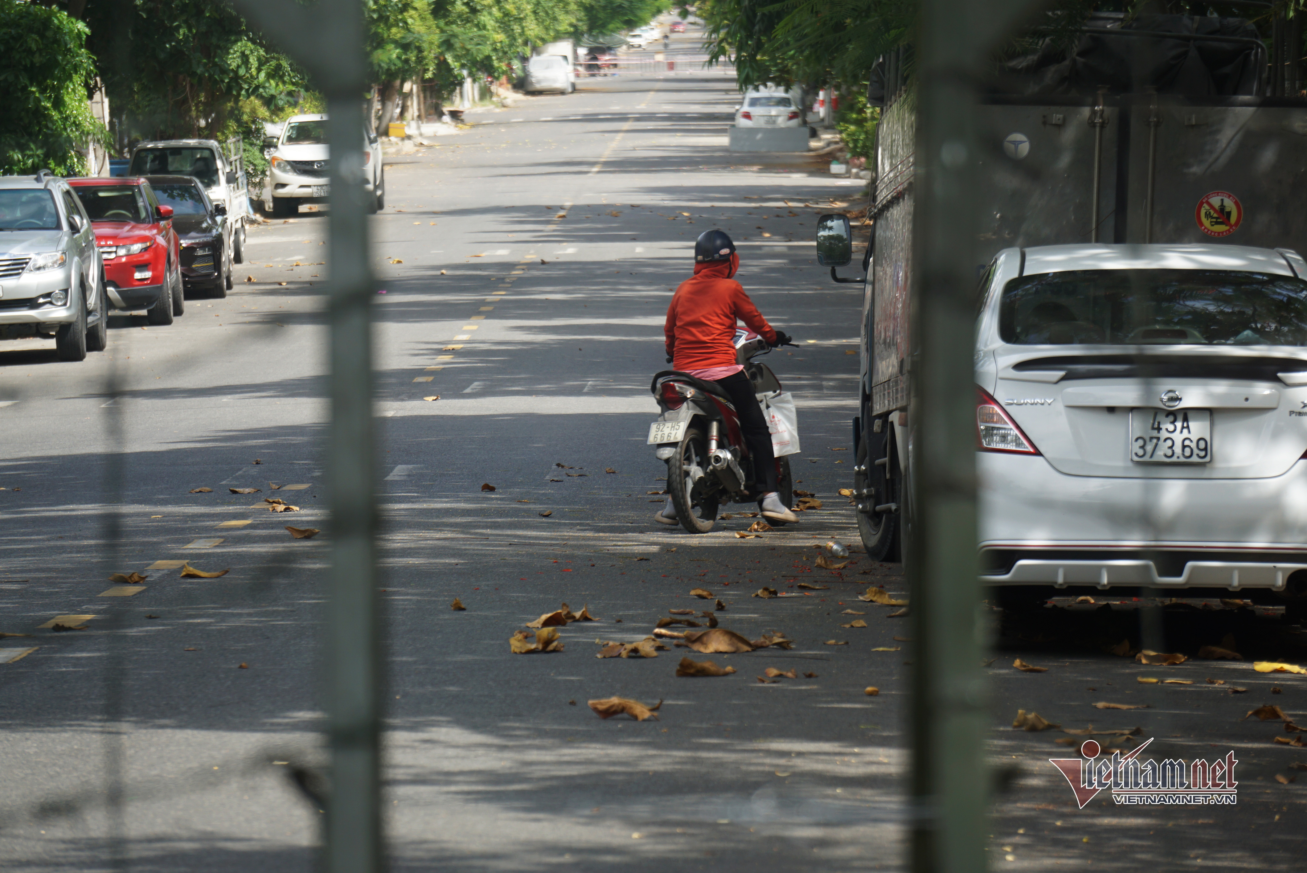 Dựng hàng rào thép gai, dải phân cách bê tông ngăn người vượt khu phong tỏa - 13 Dựng hàng rào thép gai, dải phân cách bê tông ngăn người vượt khu phong tỏa - 13