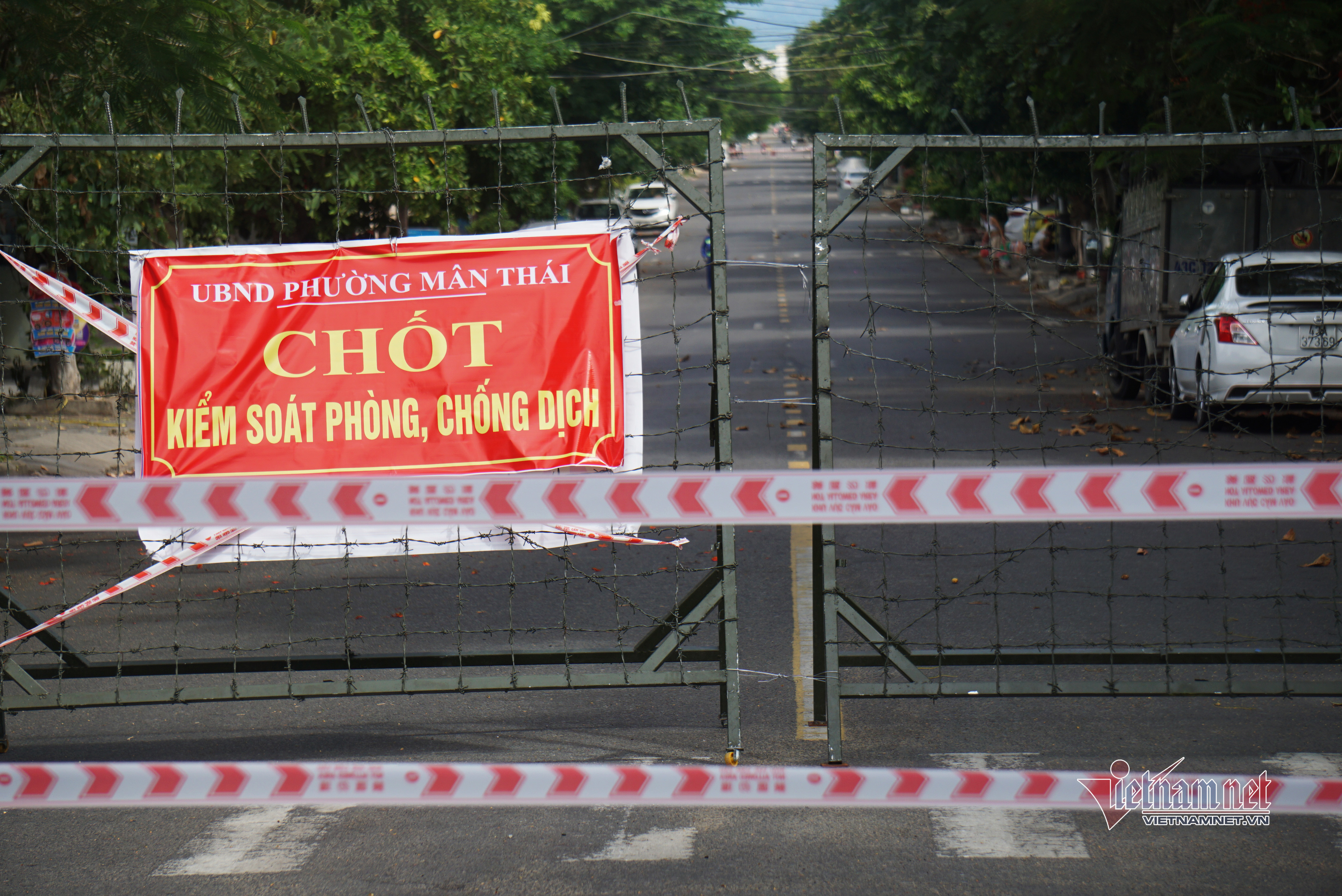 Dựng hàng rào thép gai, dải phân cách bê tông ngăn người vượt khu phong tỏa - 1 Dựng hàng rào thép gai, dải phân cách bê tông ngăn người vượt khu phong tỏa - 1