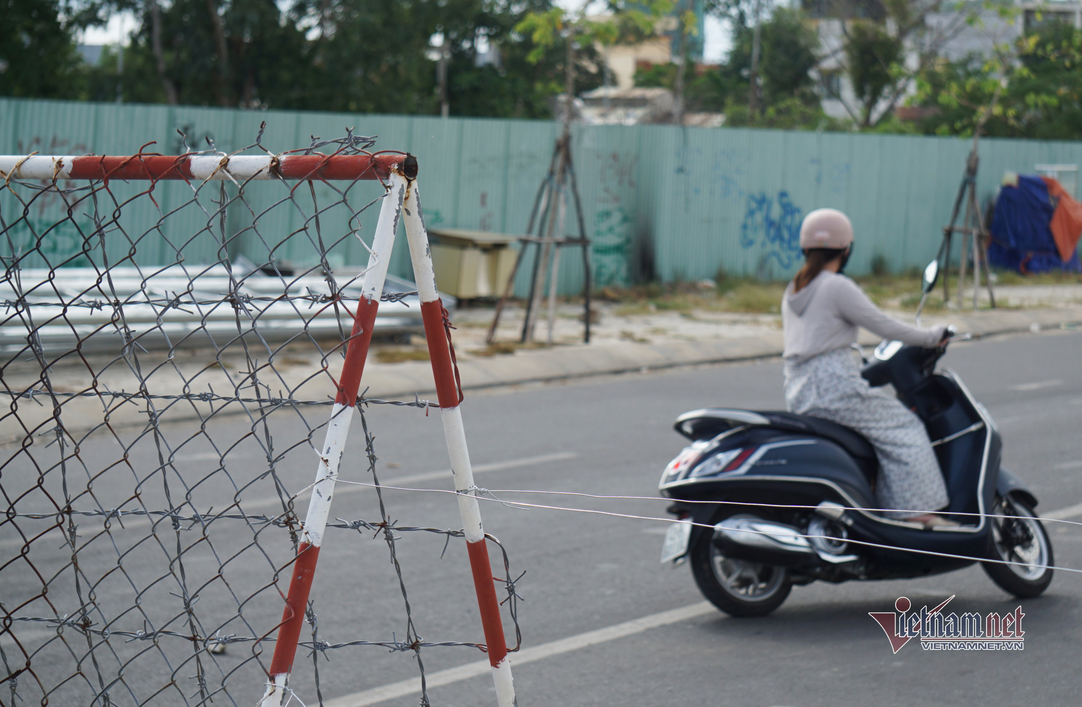 Dựng hàng rào thép gai, dải phân cách bê tông ngăn người vượt khu phong tỏa - 11 Dựng hàng rào thép gai, dải phân cách bê tông ngăn người vượt khu phong tỏa - 11