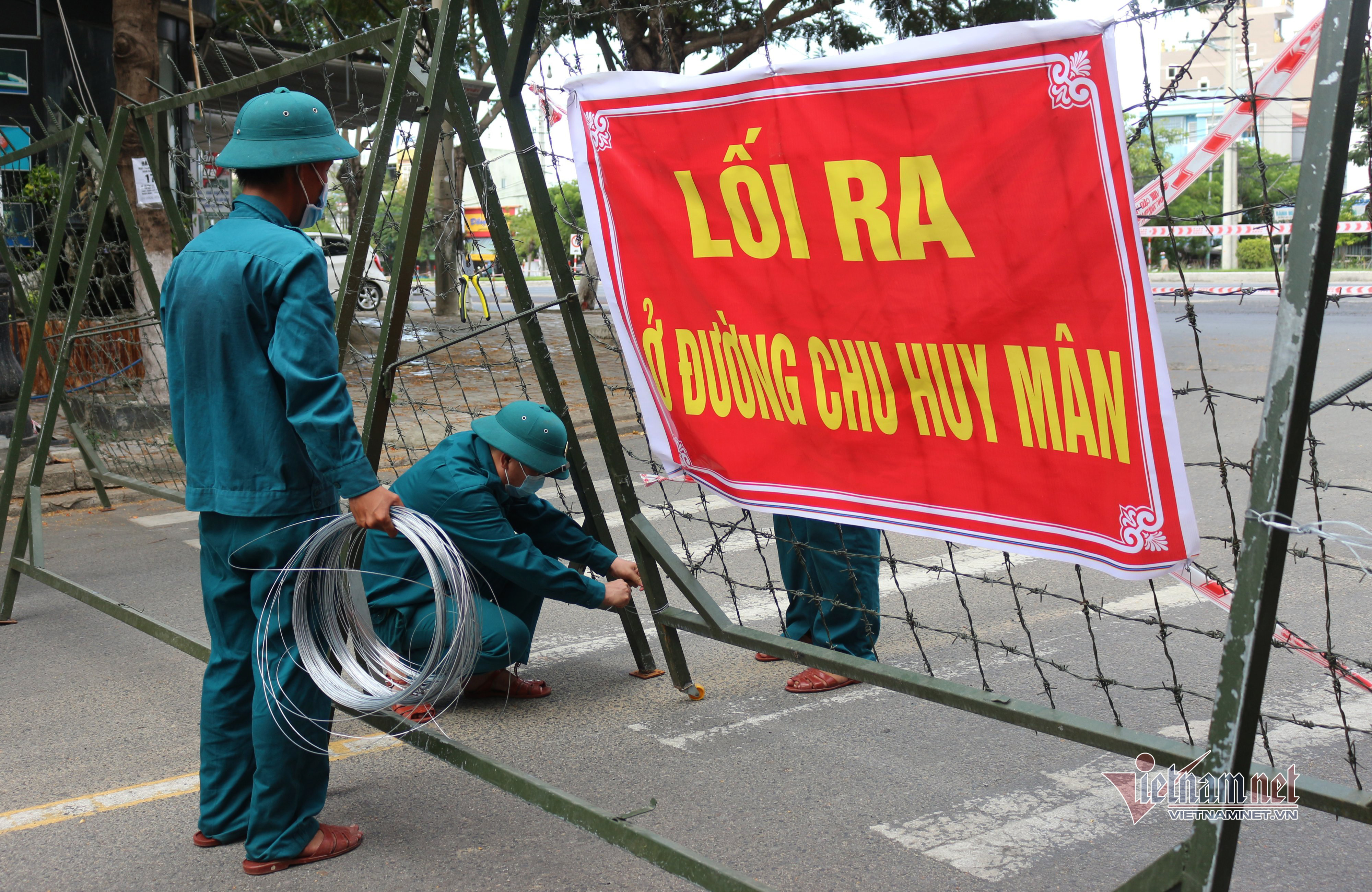 Dựng hàng rào thép gai, dải phân cách bê tông ngăn người vượt khu phong tỏa - 2 Dựng hàng rào thép gai, dải phân cách bê tông ngăn người vượt khu phong tỏa - 2
