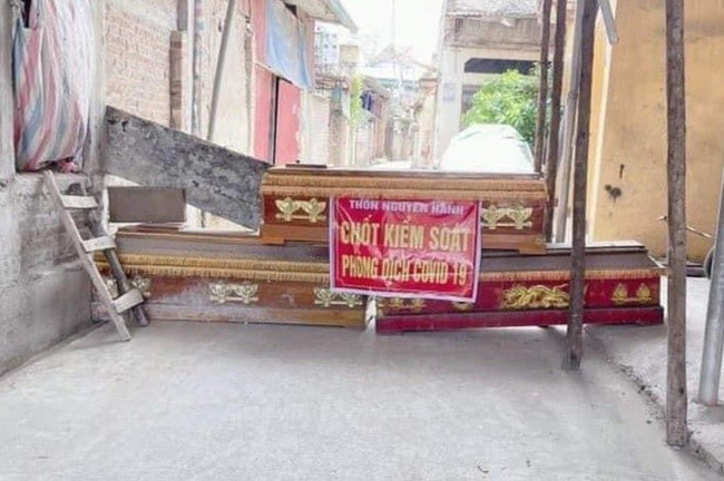 Hà Nội: Thót tim gặp chốt kiểm soát dịch dựng bằng 3 chiếc quan tài Hà Nội: Thót tim gặp chốt kiểm soát dịch dựng bằng 3 chiếc quan tài