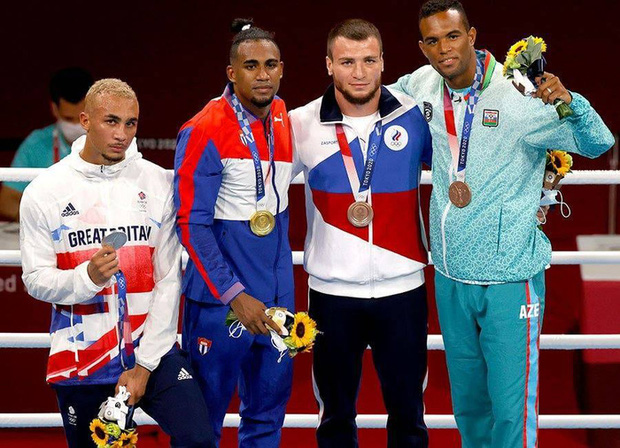 Võ sĩ 'vô cảm', không thèm đeo huy chương bởi chỉ về nhì tại Olympic, hành động khiến dân tình tranh cãi dữ dội Võ sĩ 'vô cảm', không thèm đeo huy chương bởi chỉ về nhì tại Olympic, hành động khiến dân tình tranh cãi dữ dội
