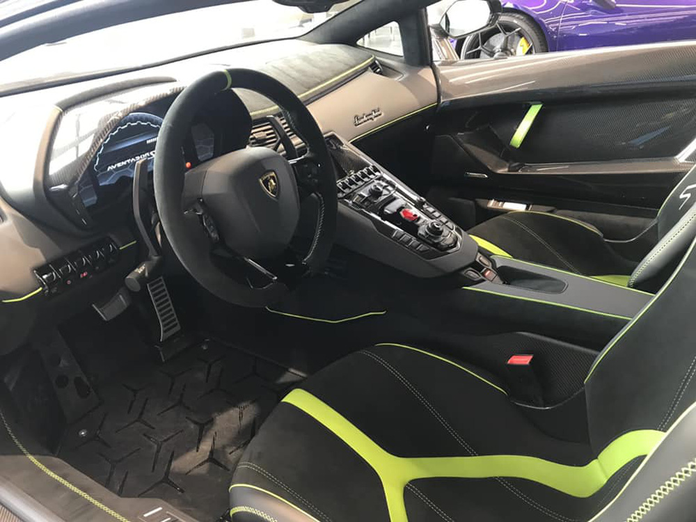 Đại gia 'Vinh cái bang' - người vừa 'tậu' Lamborghini màu xanh độc nhất Việt Nam giàu cỡ nào? - 2 Đại gia 'Vinh cái bang' - người vừa 'tậu' Lamborghini màu xanh độc nhất Việt Nam giàu cỡ nào? - 2