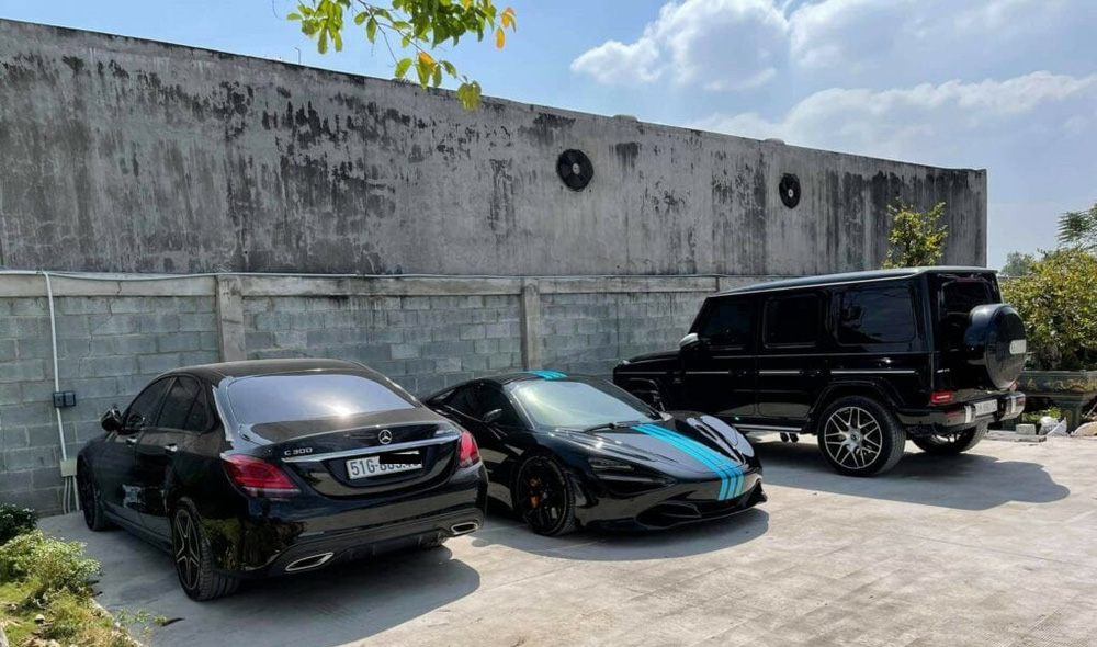 Đại gia 'Vinh cái bang' - người vừa 'tậu' Lamborghini màu xanh độc nhất Việt Nam giàu cỡ nào? - 4 Đại gia 'Vinh cái bang' - người vừa 'tậu' Lamborghini màu xanh độc nhất Việt Nam giàu cỡ nào? - 4