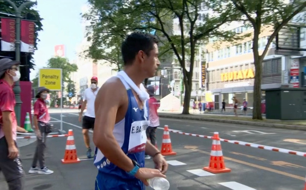Lấy được chai nước khi đang tranh tài giữa trời nóng nực, VĐV Olympic có hành động 'nhạy cảm' khiến nhiều người phải quay đi - 2 Lấy được chai nước khi đang tranh tài giữa trời nóng nực, VĐV Olympic có hành động 'nhạy cảm' khiến nhiều người phải quay đi - 2