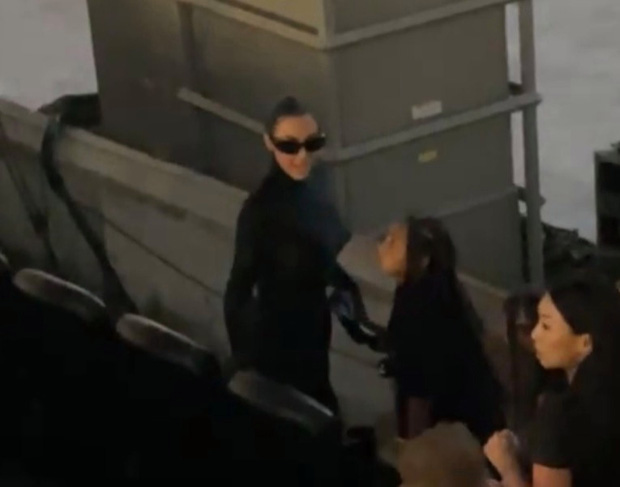 Xôn xao tin Kim Kardashian và Kanye West tái hợp sau nửa năm ly hôn, nàng tận 2 lần làm 1 việc đáng nghi này - 3 Xôn xao tin Kim Kardashian và Kanye West tái hợp sau nửa năm ly hôn, nàng tận 2 lần làm 1 việc đáng nghi này - 3