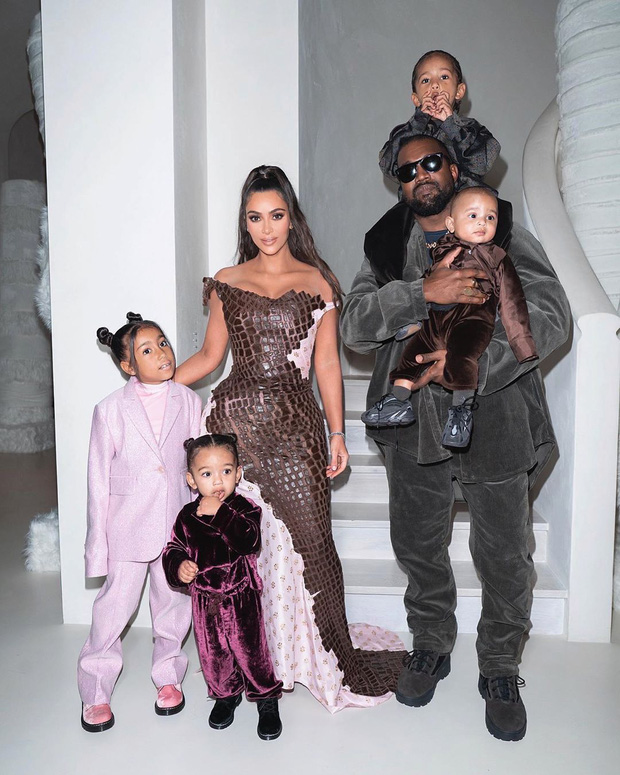 Xôn xao tin Kim Kardashian và Kanye West tái hợp sau nửa năm ly hôn, nàng tận 2 lần làm 1 việc đáng nghi này - 5 Xôn xao tin Kim Kardashian và Kanye West tái hợp sau nửa năm ly hôn, nàng tận 2 lần làm 1 việc đáng nghi này - 5