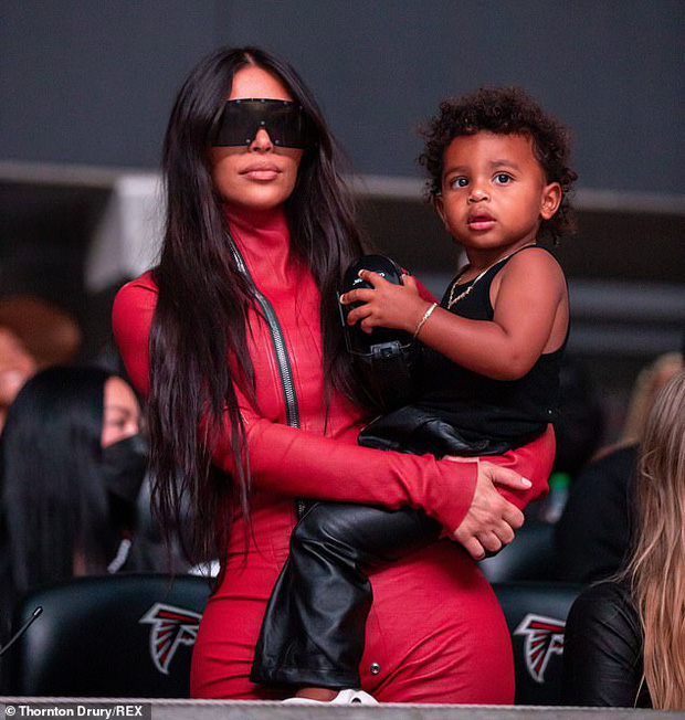 Xôn xao tin Kim Kardashian và Kanye West tái hợp sau nửa năm ly hôn, nàng tận 2 lần làm 1 việc đáng nghi này - 2 Xôn xao tin Kim Kardashian và Kanye West tái hợp sau nửa năm ly hôn, nàng tận 2 lần làm 1 việc đáng nghi này - 2