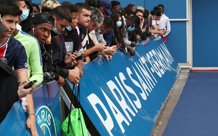 Messi rời nhà ở Barcelona, di chuyển ra sân bay sang Paris ký hợp đồng - 3