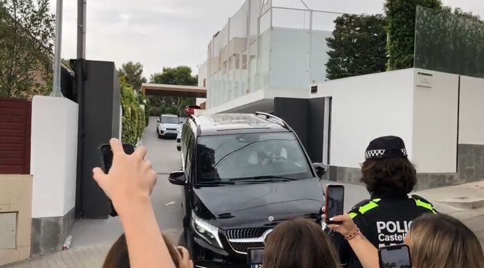 Messi rời nhà ở Barcelona, di chuyển ra sân bay sang Paris ký hợp đồng - 1