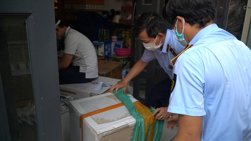 Phát hiện gần 3.000 hộp thuốc hỗ trợ điều trị Covid-19 nhập lậu Phát hiện gần 3.000 hộp thuốc hỗ trợ điều trị Covid-19 nhập lậu