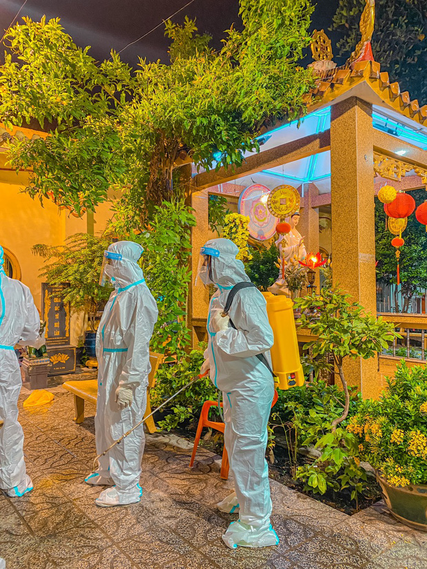 Nữ tiếp viên hàng không và những chuyến xe 'mai táng 0 đồng' ở Sài Gòn: Nhóm có 5 thành viên nữ, nhỏ nhất 18 tuổi - 3 Nữ tiếp viên hàng không và những chuyến xe 'mai táng 0 đồng' ở Sài Gòn: Nhóm có 5 thành viên nữ, nhỏ nhất 18 tuổi - 3