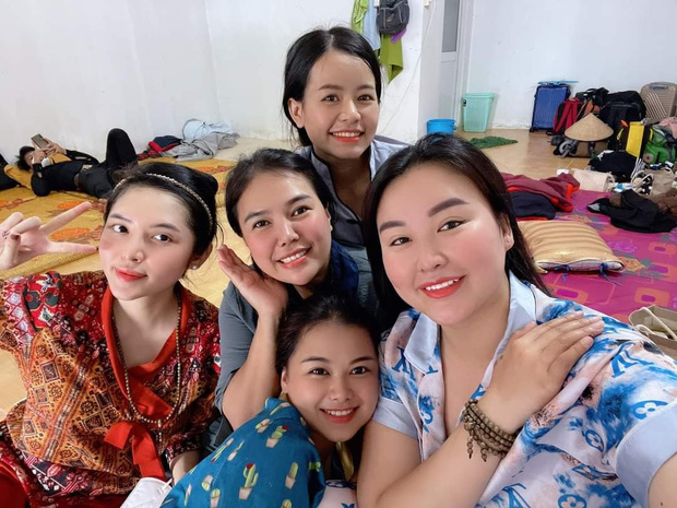 Nữ tiếp viên hàng không và những chuyến xe 'mai táng 0 đồng' ở Sài Gòn: Nhóm có 5 thành viên nữ, nhỏ nhất 18 tuổi - 2 Nữ tiếp viên hàng không và những chuyến xe 'mai táng 0 đồng' ở Sài Gòn: Nhóm có 5 thành viên nữ, nhỏ nhất 18 tuổi - 2