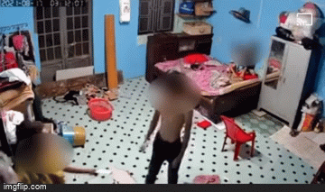 Phẫn nộ: Con trai dùng nạng đánh mẹ dã man vì không mượn được điện thoại - 1