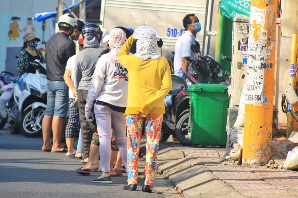 Người dân TP.HCM đi siêu thị đông nghẹt từ sớm: ‘Không biết khi nào mới tới lượt!’ - 6 Người dân TP.HCM đi siêu thị đông nghẹt từ sớm: ‘Không biết khi nào mới tới lượt!’ - 6