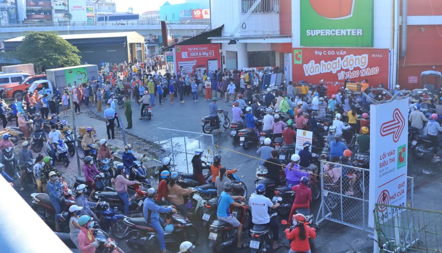 Người dân TP.HCM đi siêu thị đông nghẹt từ sớm: ‘Không biết khi nào mới tới lượt!’ - 4 Người dân TP.HCM đi siêu thị đông nghẹt từ sớm: ‘Không biết khi nào mới tới lượt!’ - 4