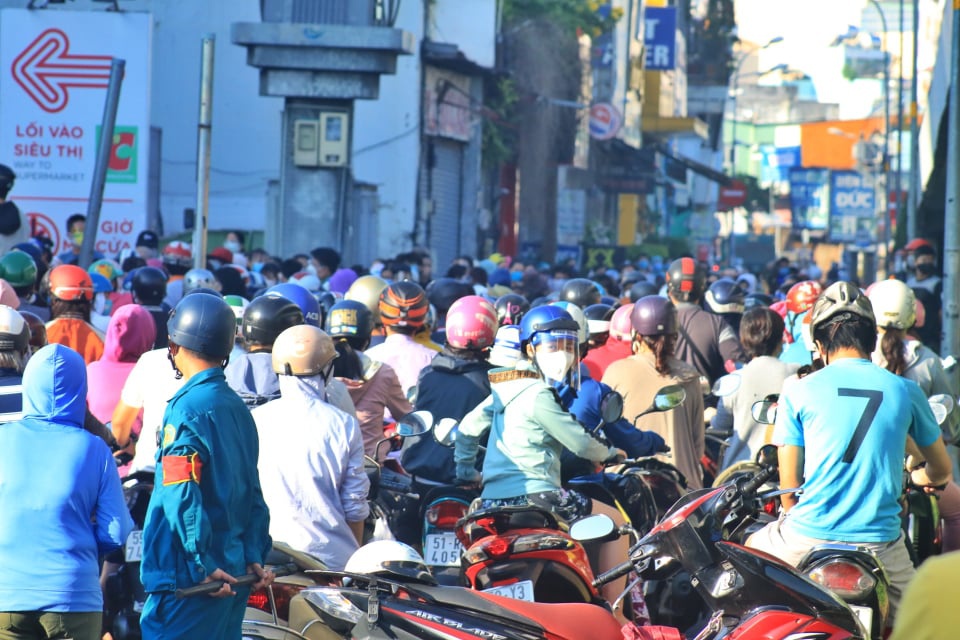 Người dân TP.HCM đi siêu thị đông nghẹt từ sớm: ‘Không biết khi nào mới tới lượt!’ - 10 Người dân TP.HCM đi siêu thị đông nghẹt từ sớm: ‘Không biết khi nào mới tới lượt!’ - 10