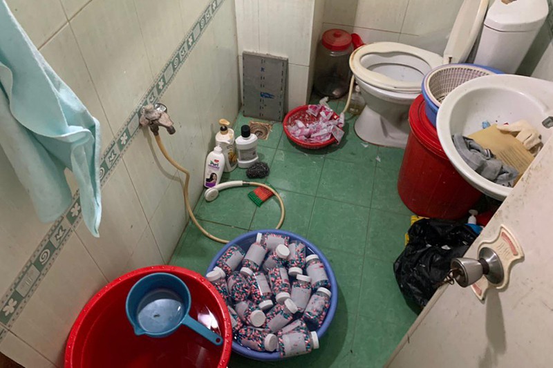 Sản xuất thuốc hỗ trợ điều trị COVID-19 giả ở... nhà vệ sinh - 2 Sản xuất thuốc hỗ trợ điều trị COVID-19 giả ở... nhà vệ sinh - 2