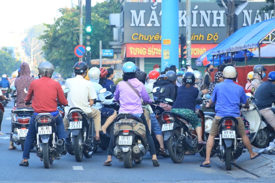 Người dân TP.HCM đi siêu thị đông nghẹt từ sớm: ‘Không biết khi nào mới tới lượt!’ - 2 Người dân TP.HCM đi siêu thị đông nghẹt từ sớm: ‘Không biết khi nào mới tới lượt!’ - 2