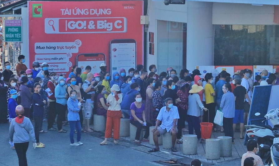 Người dân TP.HCM đi siêu thị đông nghẹt từ sớm: ‘Không biết khi nào mới tới lượt!’ - 8 Người dân TP.HCM đi siêu thị đông nghẹt từ sớm: ‘Không biết khi nào mới tới lượt!’ - 8