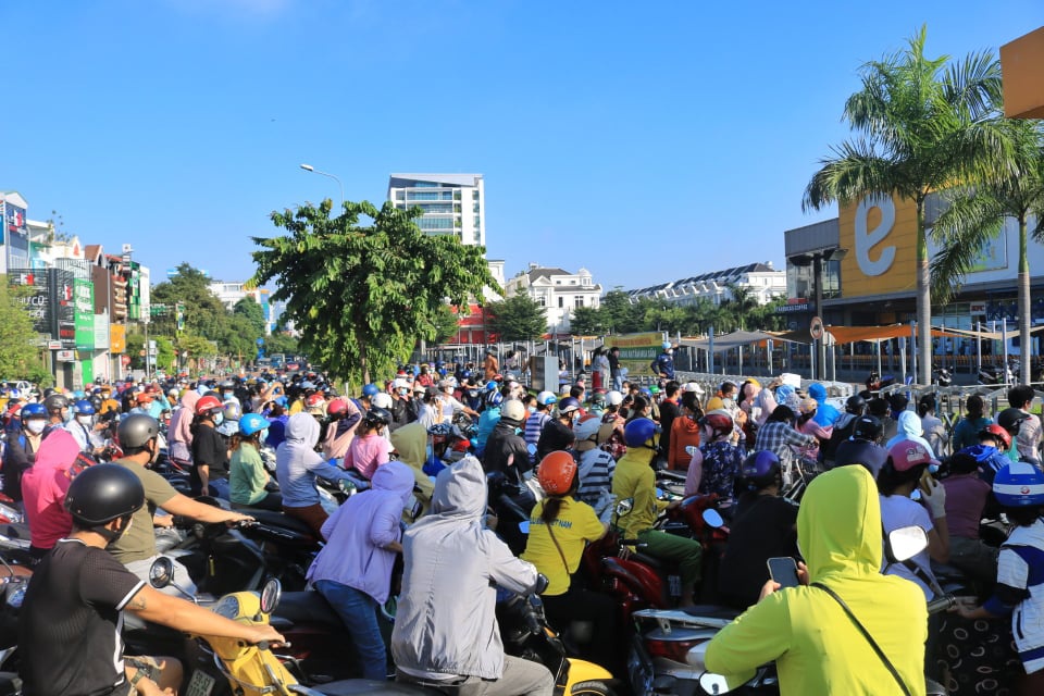 Người dân TP.HCM đi siêu thị đông nghẹt từ sớm: ‘Không biết khi nào mới tới lượt!’ Người dân TP.HCM đi siêu thị đông nghẹt từ sớm: ‘Không biết khi nào mới tới lượt!’
