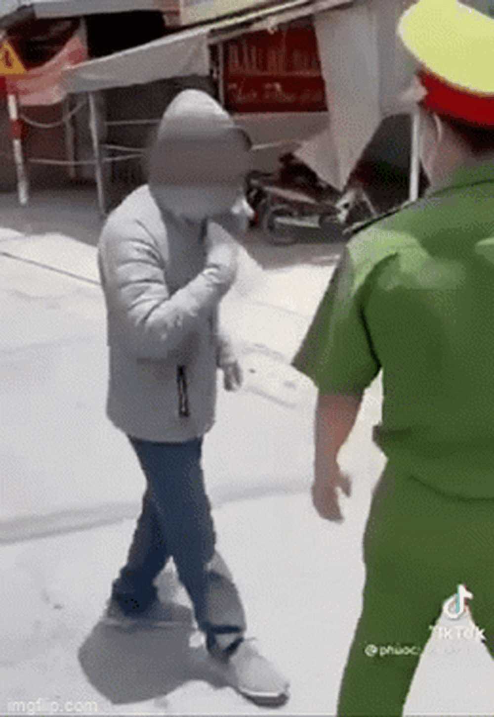Có khẩu trang nhưng không đeo, thanh niên thách thức công an: 'Có bệnh thì cũng là quyền của tôi' - 3 Có khẩu trang nhưng không đeo, thanh niên thách thức công an: 'Có bệnh thì cũng là quyền của tôi' - 3