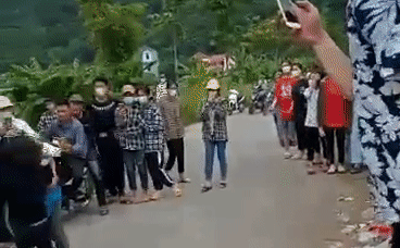 Nhóm nữ sinh đánh nhau túi bụi trên đường ở Hòa Bình, nhiều nam sinh ko can ngăn mà đứng cổ vũ, reo hò Nhóm nữ sinh đánh nhau túi bụi trên đường ở Hòa Bình, nhiều nam sinh ko can ngăn mà đứng cổ vũ, reo hò