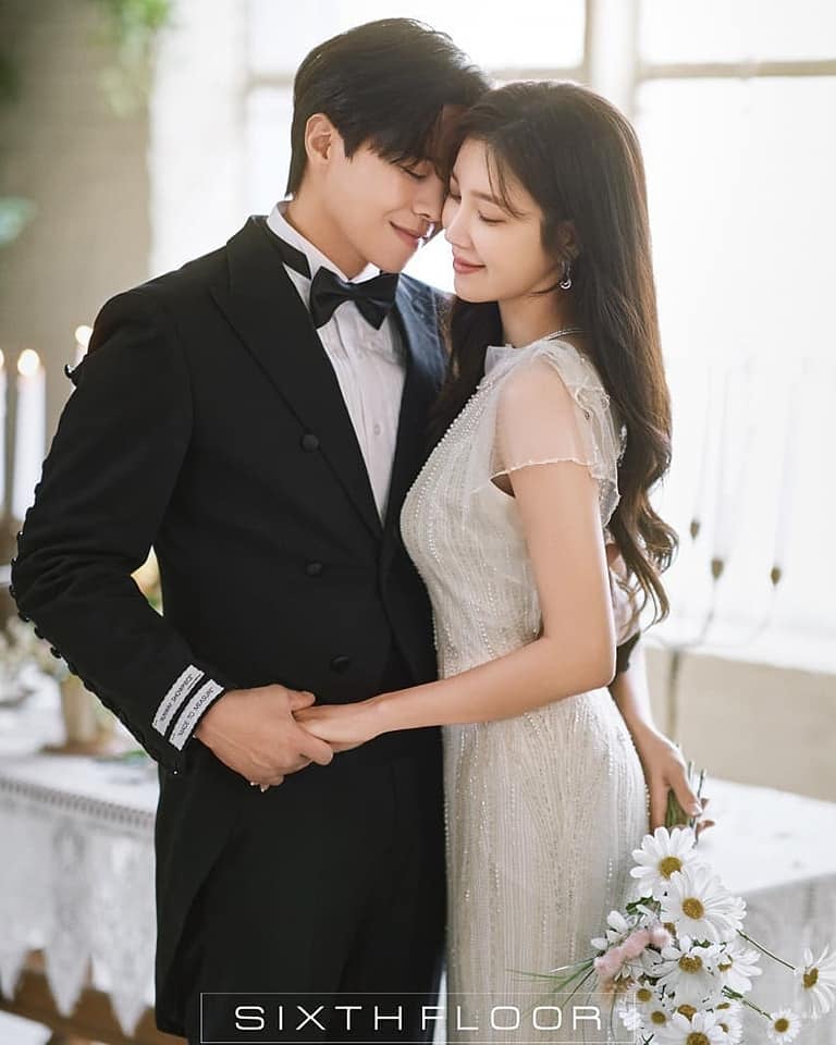 Cuộc chiến thượng lưu: Khoe ảnh cưới, Logan Lee gây tranh cãi khi để 'bàn tay hư hỏng' lên vòng 1 của Su Ryeon - 6 Cuộc chiến thượng lưu: Khoe ảnh cưới, Logan Lee gây tranh cãi khi để 'bàn tay hư hỏng' lên vòng 1 của Su Ryeon - 6