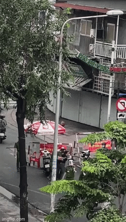Clip: 'Chị đại quận 4' tiếp tục gào thét chống đối khi bị lực lượng chức năng cưỡng chế, áp tải lên xe về phường