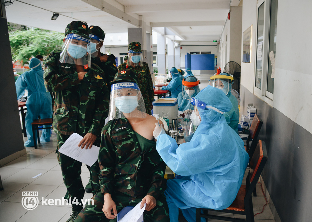 Hàng trăm bộ đội tham gia chống dịch COVID-19 ở TP.HCM được tiêm vaccine mũi 2 - 8 Hàng trăm bộ đội tham gia chống dịch COVID-19 ở TP.HCM được tiêm vaccine mũi 2 - 8