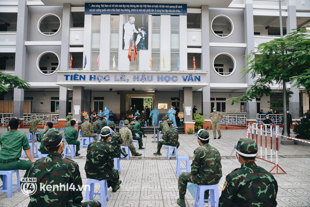 Hàng trăm bộ đội tham gia chống dịch COVID-19 ở TP.HCM được tiêm vaccine mũi 2 Hàng trăm bộ đội tham gia chống dịch COVID-19 ở TP.HCM được tiêm vaccine mũi 2