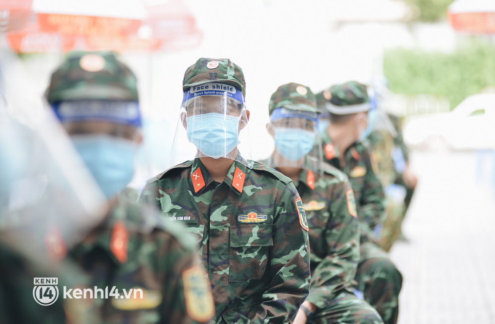 Hàng trăm bộ đội tham gia chống dịch COVID-19 ở TP.HCM được tiêm vaccine mũi 2 - 2 Hàng trăm bộ đội tham gia chống dịch COVID-19 ở TP.HCM được tiêm vaccine mũi 2 - 2